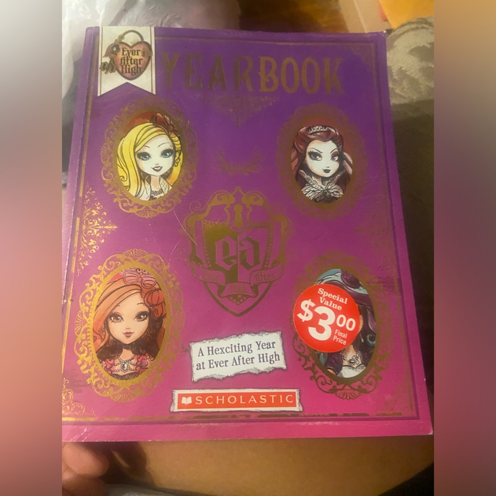 Monster high “yearbook” book